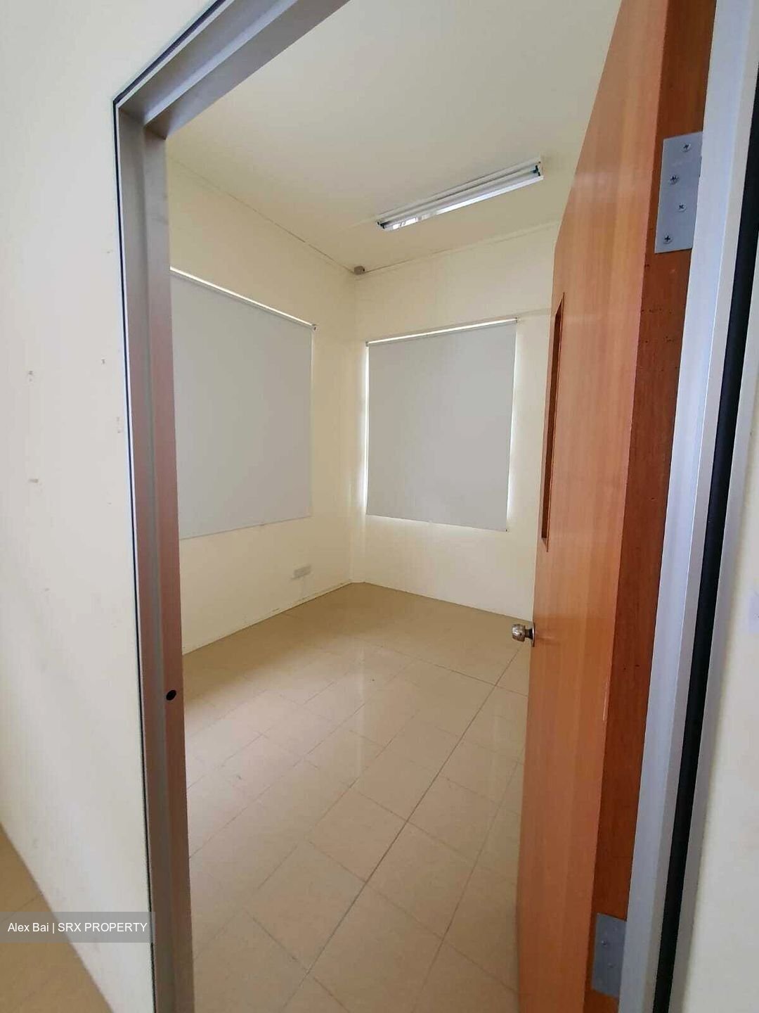 Kew Sian King (D18), Office #456708281